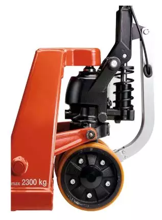 Close-up of BT Pro Lifter pallet truck's hydraulic pump and steering wheel assembly showing durable construction and 2300 kg load capacity Close-up of BT Pro Lifter pallet truck's hydraulic pump and steering wheel assembly showing durable construction and 2300 kg load capacity